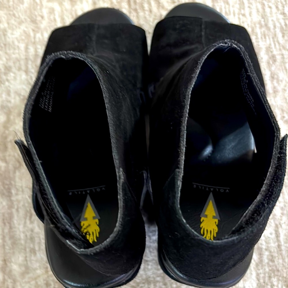 Volatile Black Mules Comfortable Textured Clogs - Picture 4 of 9